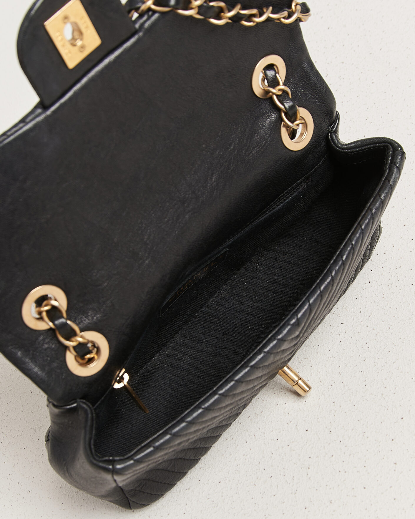 Heren | Pre-Owned & Vintage Bags | Chanel Pre-Owned | Chevron Small Flap Bag Black