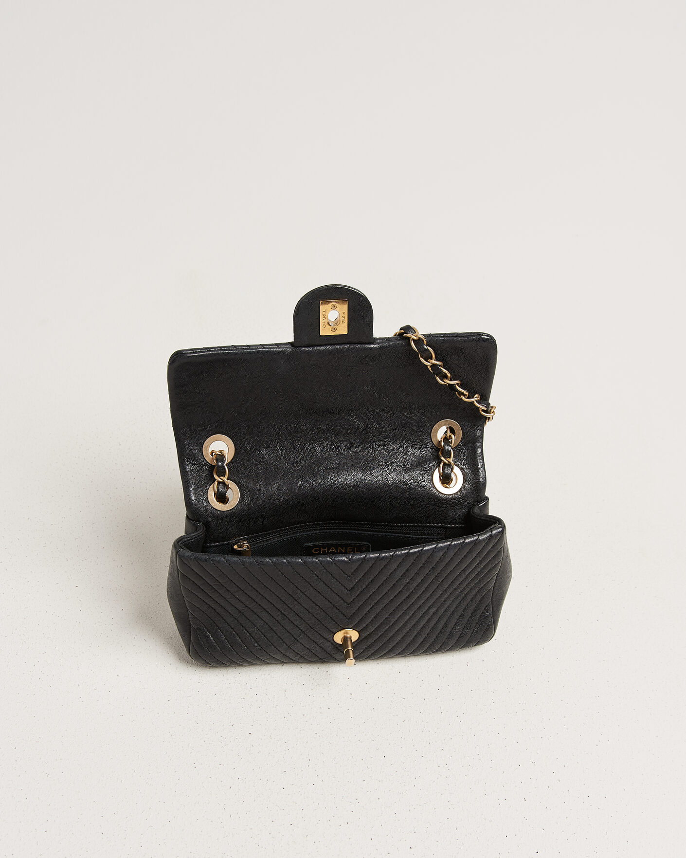 Heren | Pre-Owned & Vintage Bags | Chanel Pre-Owned | Chevron Small Flap Bag Black
