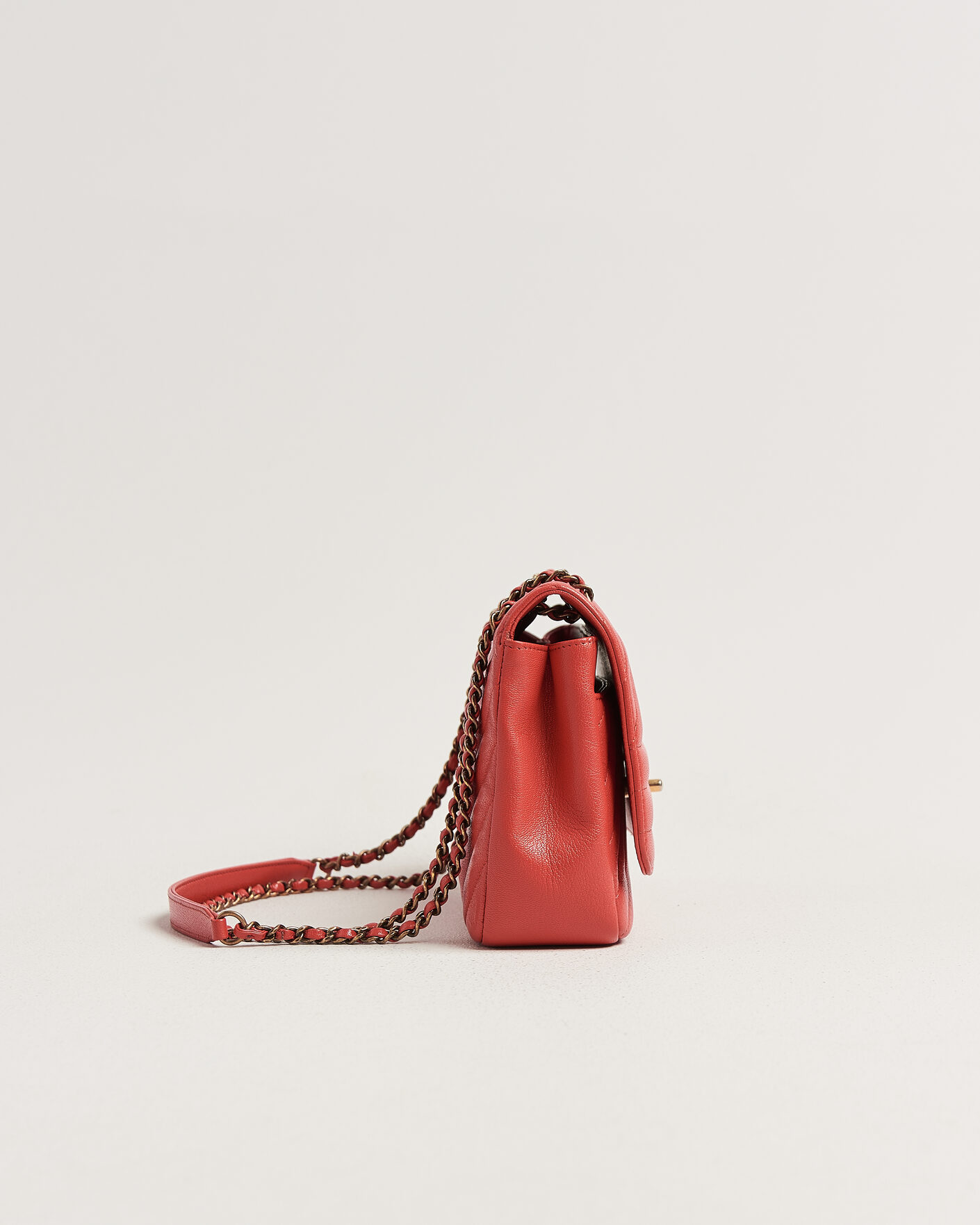 Heren | Pre-Owned & Vintage Bags | Chanel Pre-Owned | Chevron Medium Flap Bag Coral