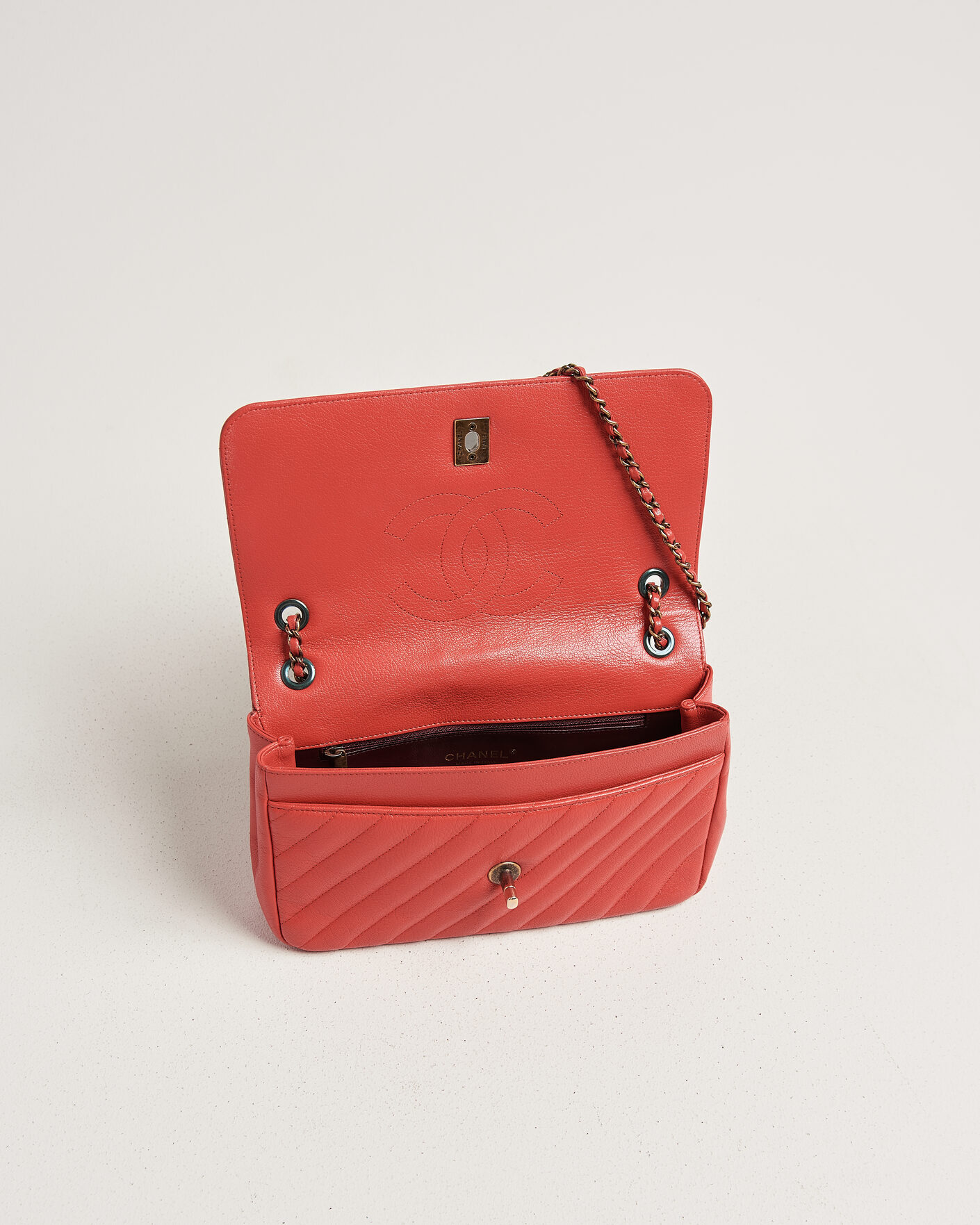 Heren | Pre-Owned & Vintage Bags | Chanel Pre-Owned | Chevron Medium Flap Bag Coral