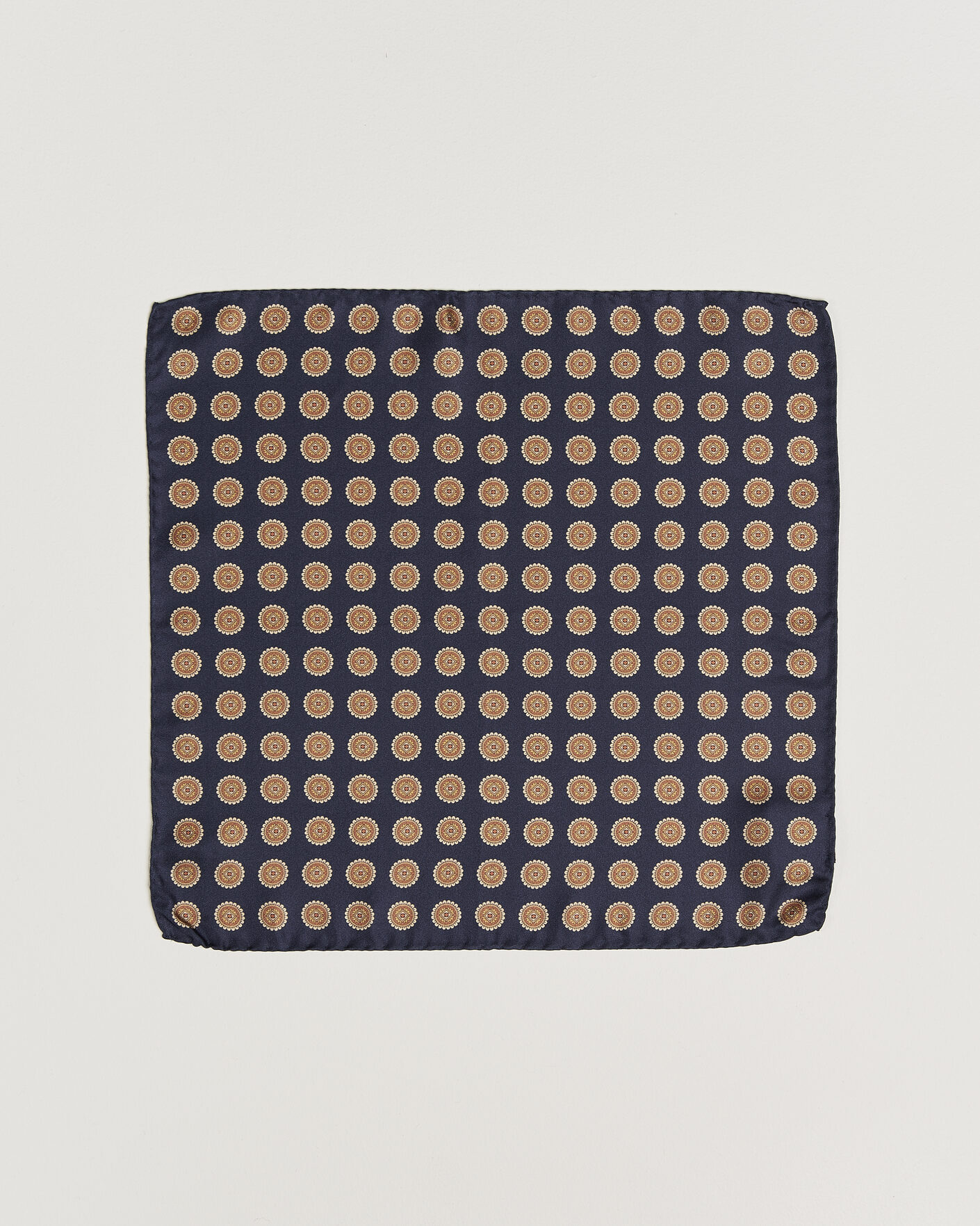 Heren | Pochets | Amanda Christensen | Silk Twill Medallion Pocket Square Navy