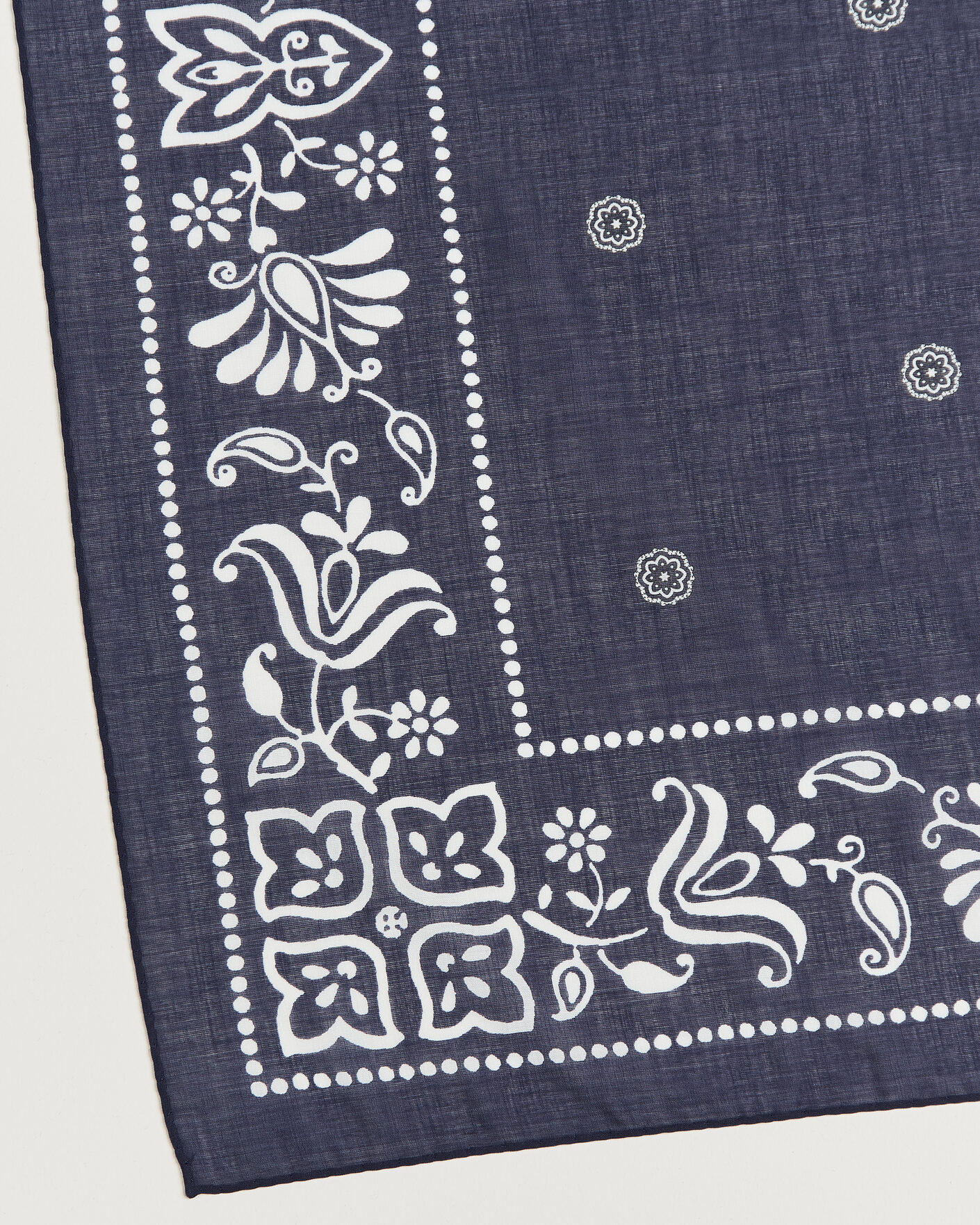 Heren | Sjaals | Amanda Christensen | Cotton Voile Printed Flower Bandana Navy