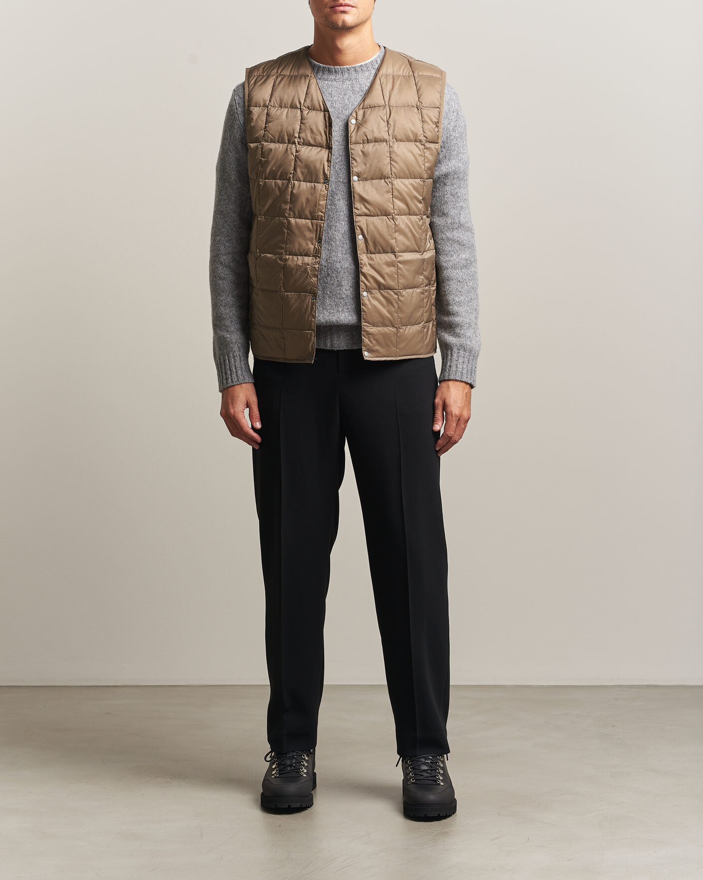 Heren | Gilets | TAION | V-Neck Lightweight Down Vest Khaki