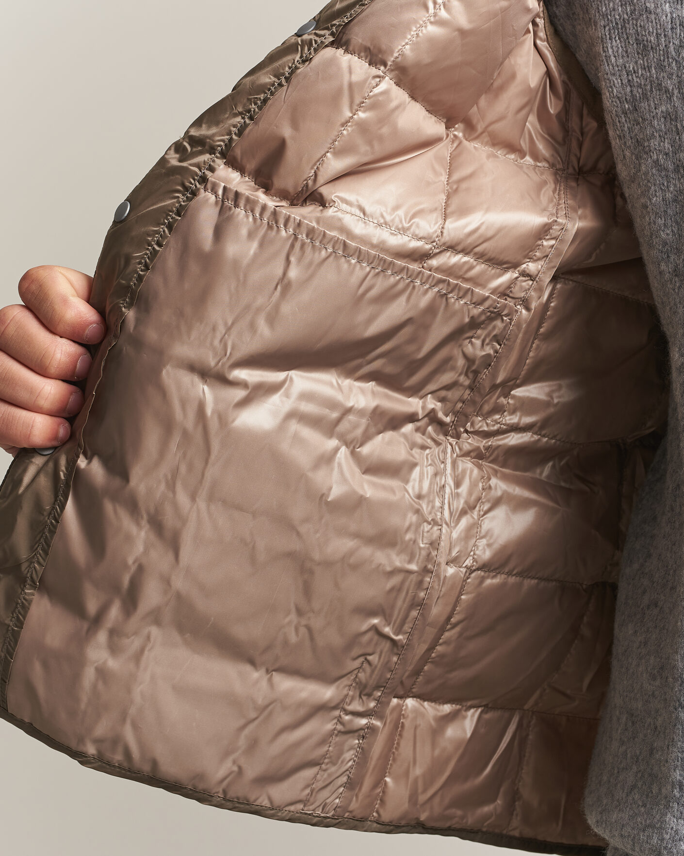 Heren | Gilets | TAION | V-Neck Lightweight Down Vest Khaki