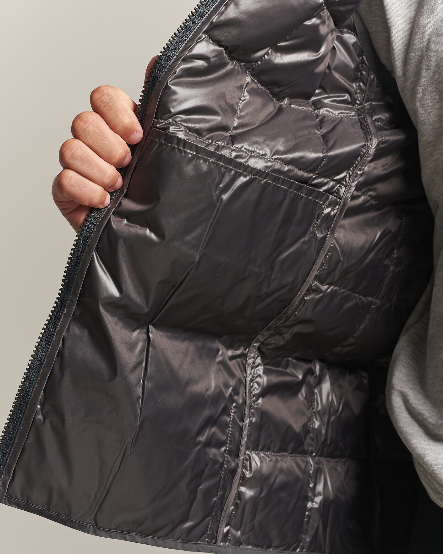 Heren | Gilets | TAION | High Neck Full Zip Lightweight Down Vest Dark Grey