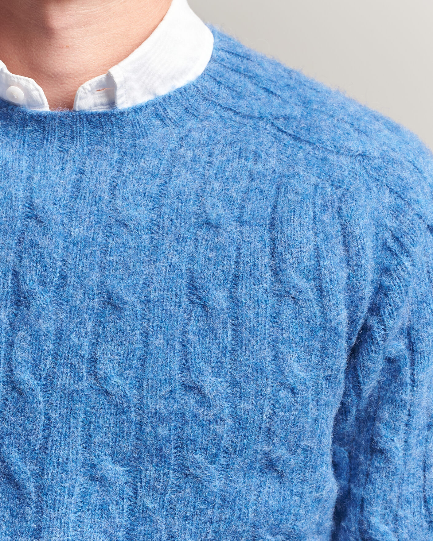 Heren | Truien | Harley Of Scotland | Brushed Supersoft Lambswool Cable Cobalt
