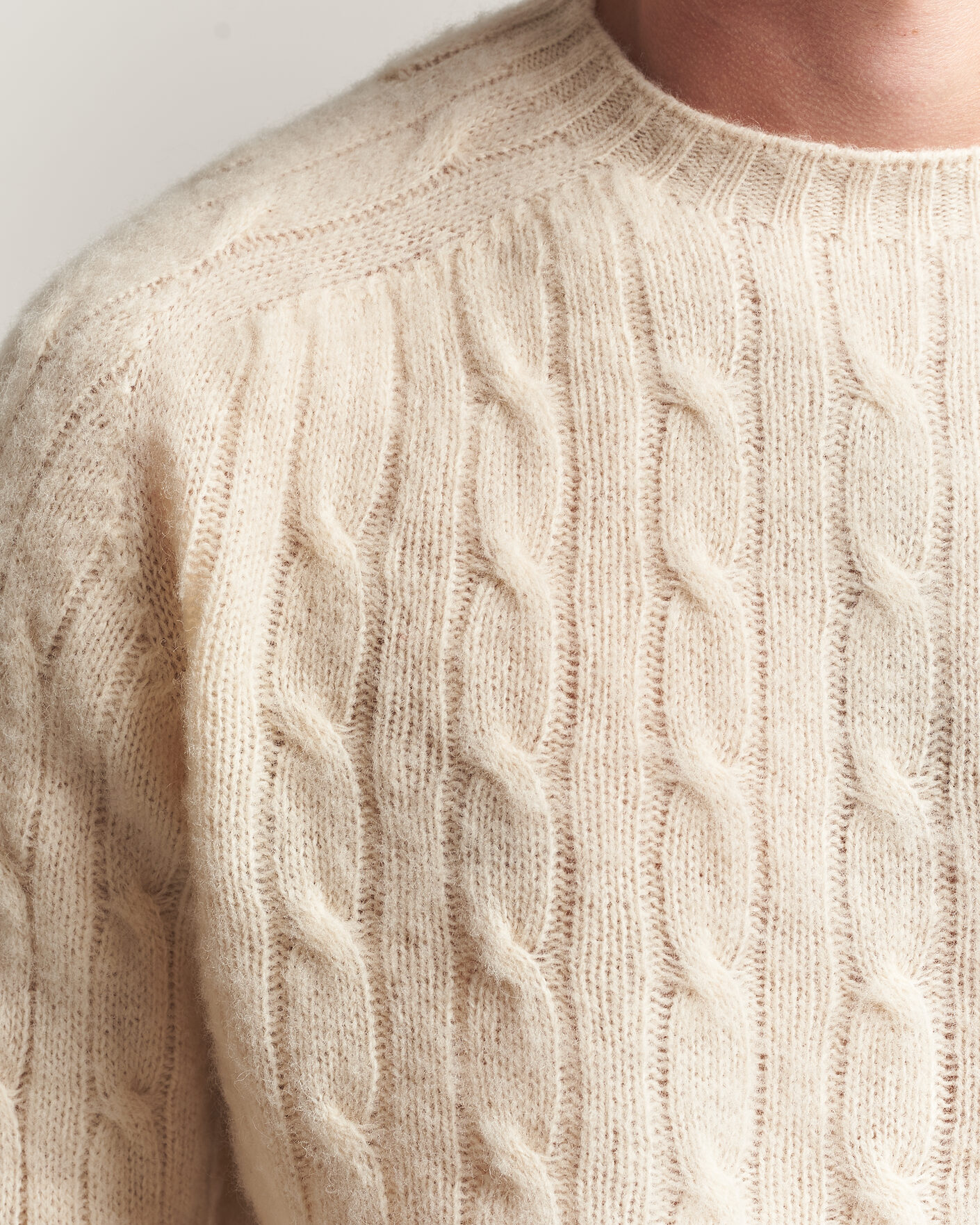Heren | Truien | Harley Of Scotland | Brushed Supersoft Lambswool Cable Vanilla