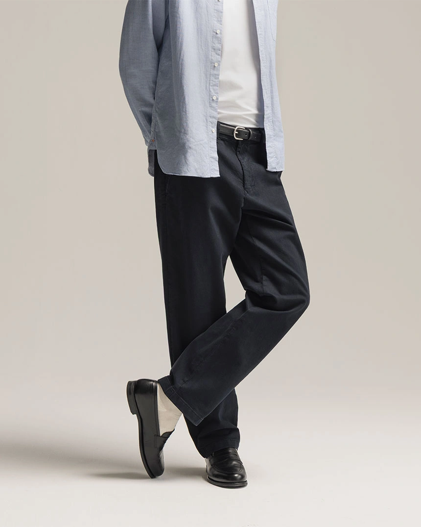 Donkerblauwe chino met zwarte loafers