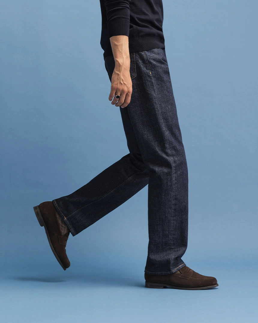 Donkere jeans en bruine loafers voor heren