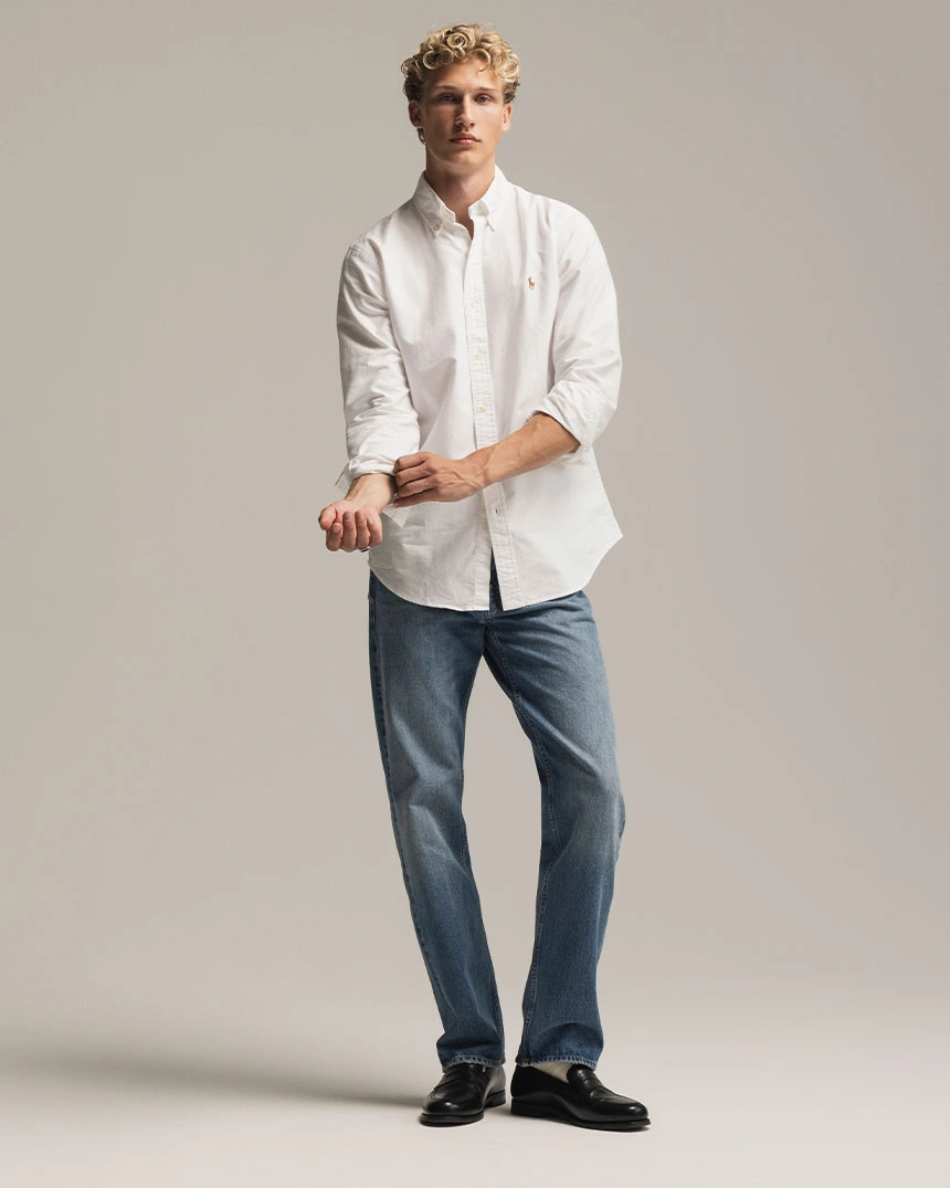 Witte oxfordoverhemd, blauwe jeans, zwarte loafers