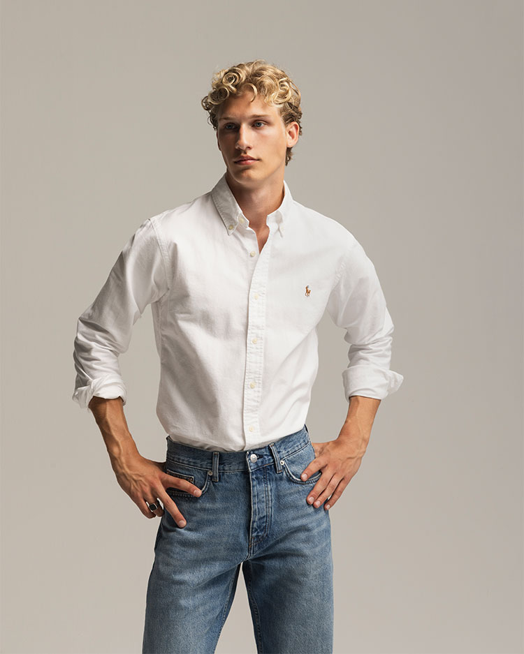 Witte overhemd en blauwe jeans voor heren